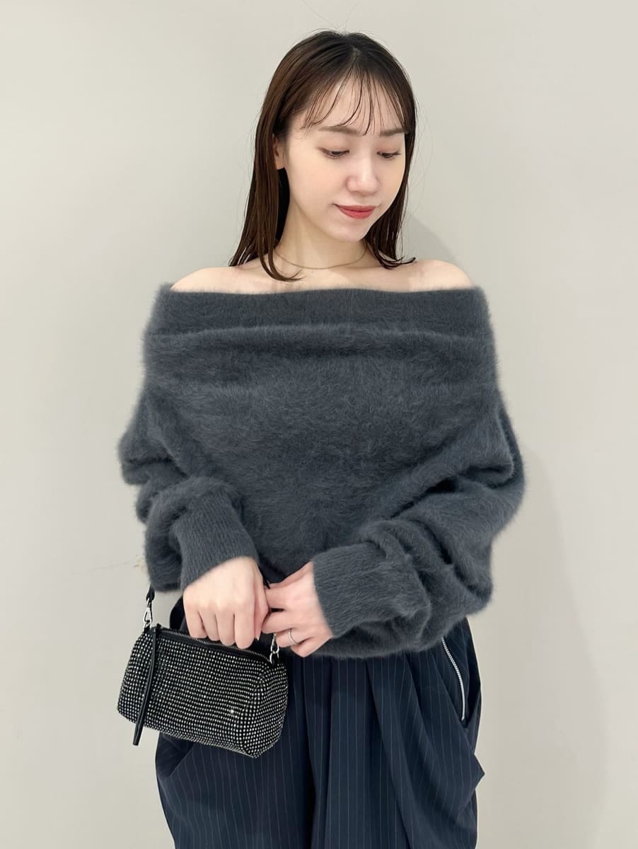 グレー系のニット/セーター、ブルー系のその他パンツを着用したレディースの秋コーディネートの2枚目の写真