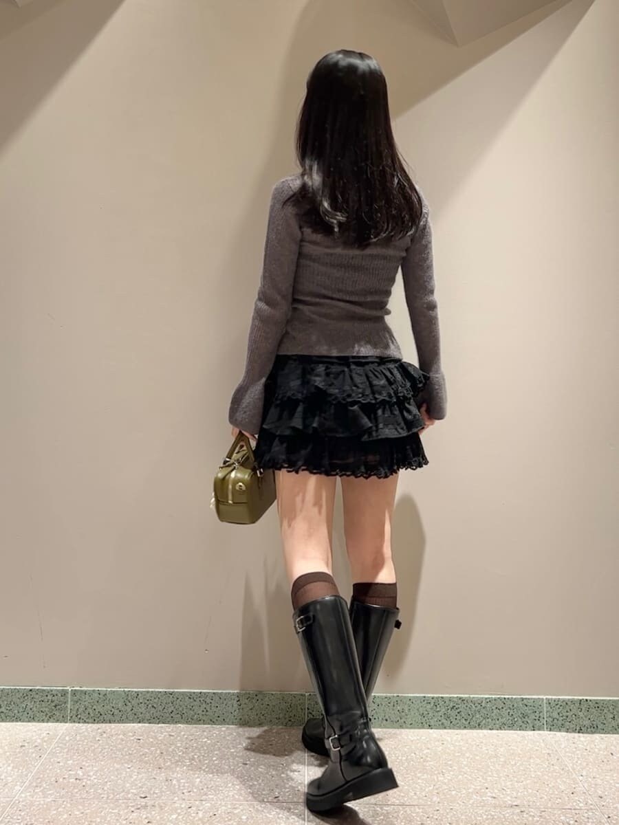 グレー系のニット/セーター、ブラック系のその他パンツ、グリーン系のボストンバッグを着用したレディースの秋コーディネートの5枚目の写真