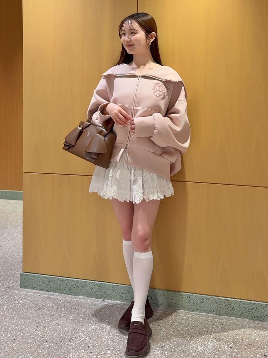 ホワイト系のその他パンツ、ブラウン系のハンドバッグ、ブラウン系のローファーを着用したレディースの春コーディネートの3枚目の写真