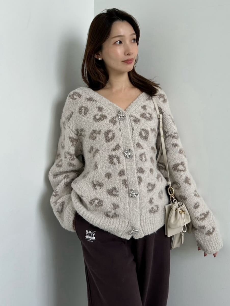 その他のカーディガン/ボレロ、ブラウン系のその他パンツ、ホワイト系のショルダーバッグを着用したレディースの秋コーディネートの7枚目の写真