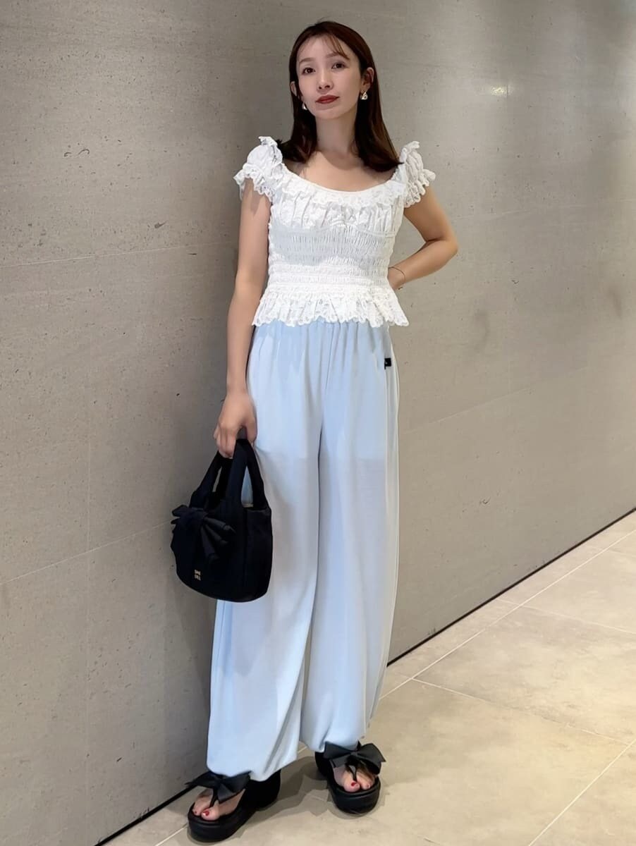 ブルー系のその他パンツ、ホワイト系のシャツ/ブラウスを着用したレディースの春コーディネートの5枚目の写真