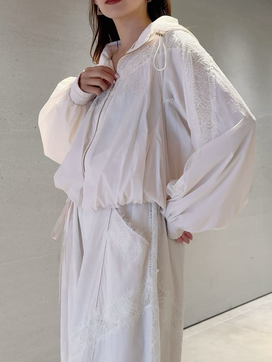 ホワイト系のブルゾン、ホワイト系のその他パンツ、その他のパンプスを着用したレディースの春コーディネートの2枚目の写真