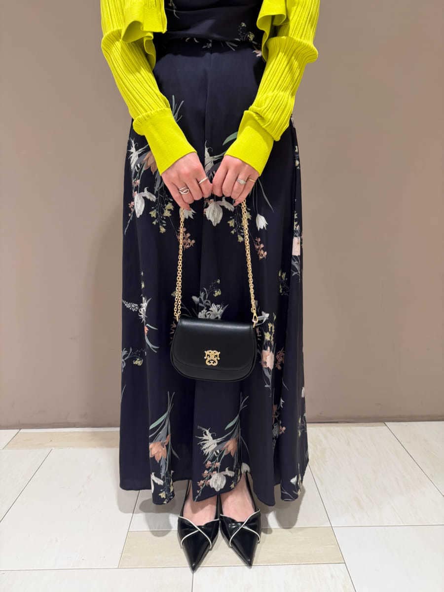 イエロー系のカーディガン/ボレロ、ブルー系のワンピース、ブラック系のパンプスを着用したレディースの冬コーディネートの7枚目の写真