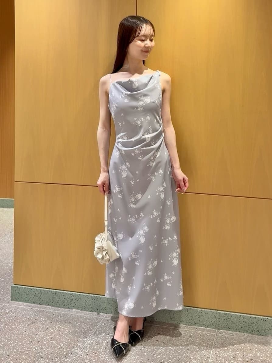 その他のワンピース、ブルー系のカーディガン/ボレロ、ブラック系のパンプスを着用したレディースの春コーディネートの2枚目の写真