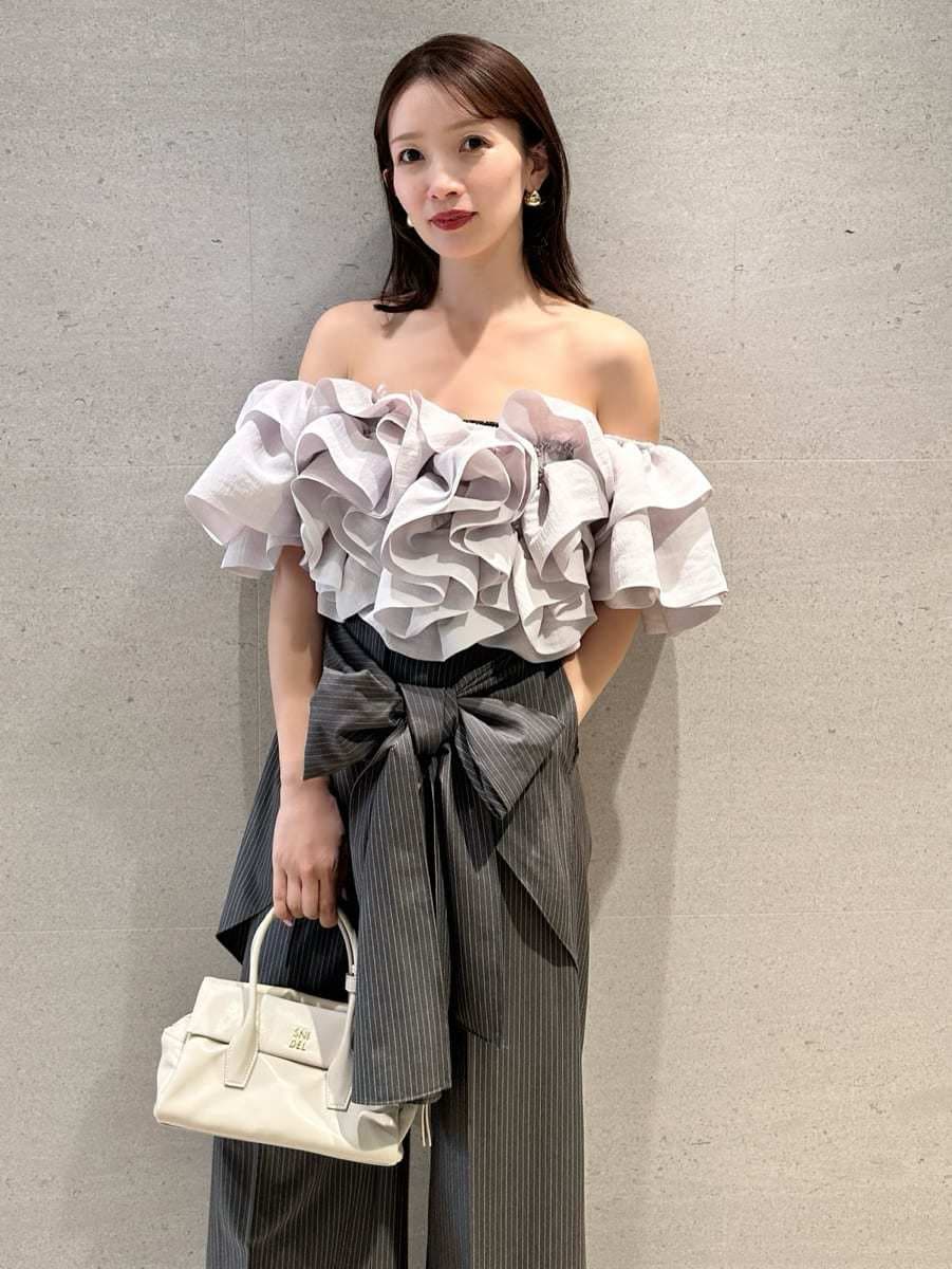 グレー系のその他パンツ、グレー系のシャツ/ブラウスを着用したレディースの春コーディネートの2枚目の写真