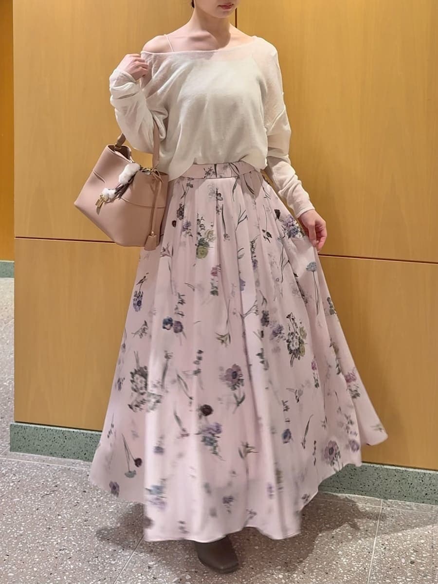 ピンク系のショルダーバッグ、ピンク系のスカート、ホワイト系のニット/セーターを着用したレディースの冬コーディネートの3枚目の写真