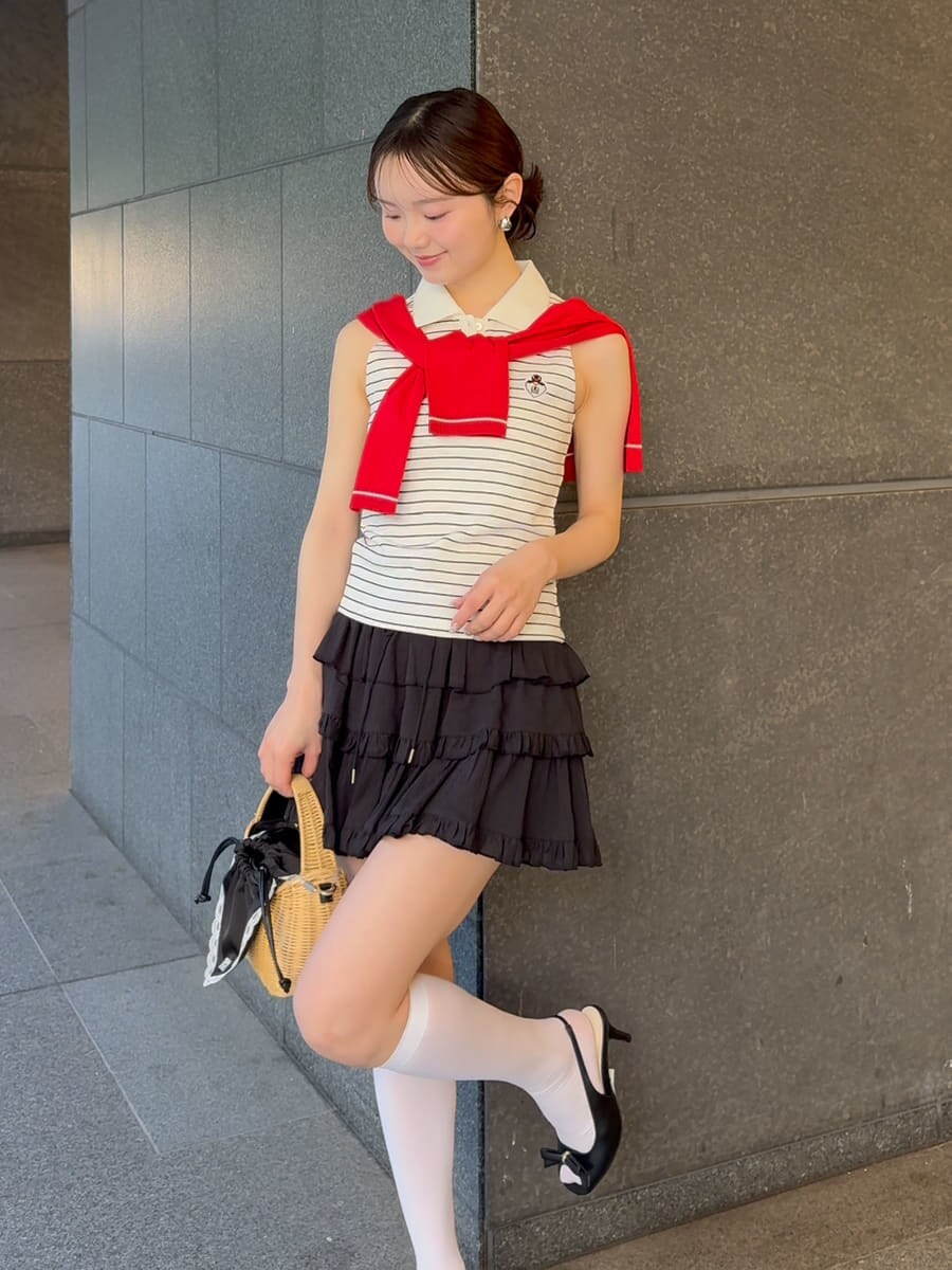 ブラック系のかごバッグ、その他のTシャツ/カットソー、レッド系のカーディガン/ボレロを着用したレディースの夏コーディネートの5枚目の写真