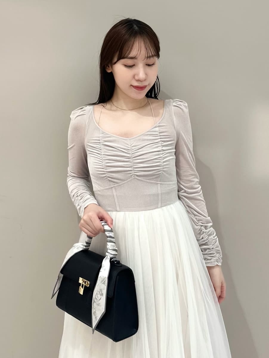 ホワイト系のワンピース、その他のパンプス、ブラック系のハンドバッグを着用したレディースの夏コーディネートの2枚目の写真