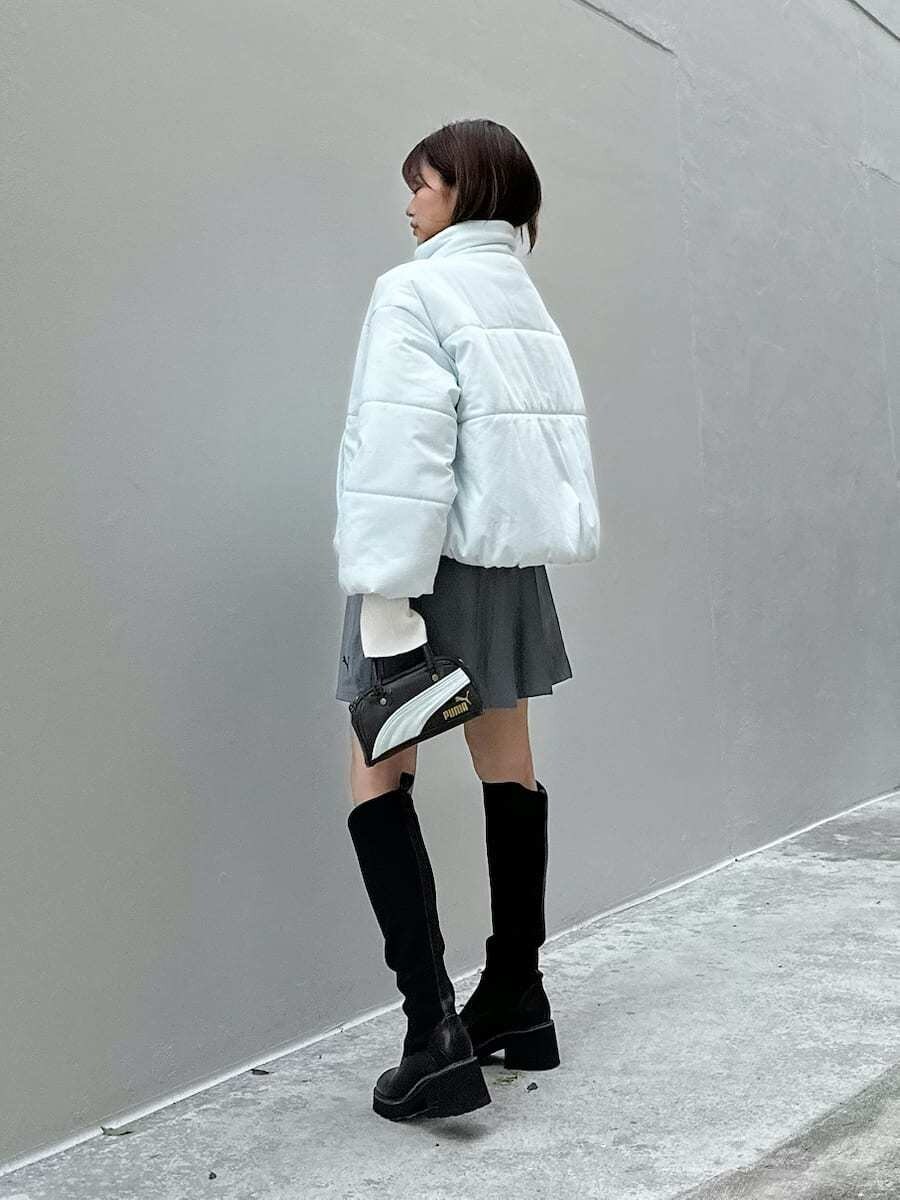 ホワイト系のニット/セーターを着用したレディースの秋コーディネートの6枚目の写真