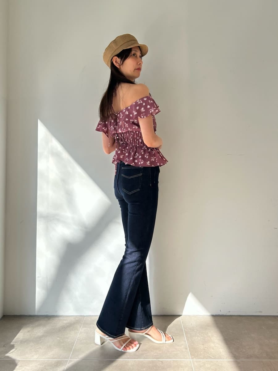 ブルー系のその他パンツ、ピンク系のシャツ/ブラウスを着用したレディースの春コーディネートの3枚目の写真