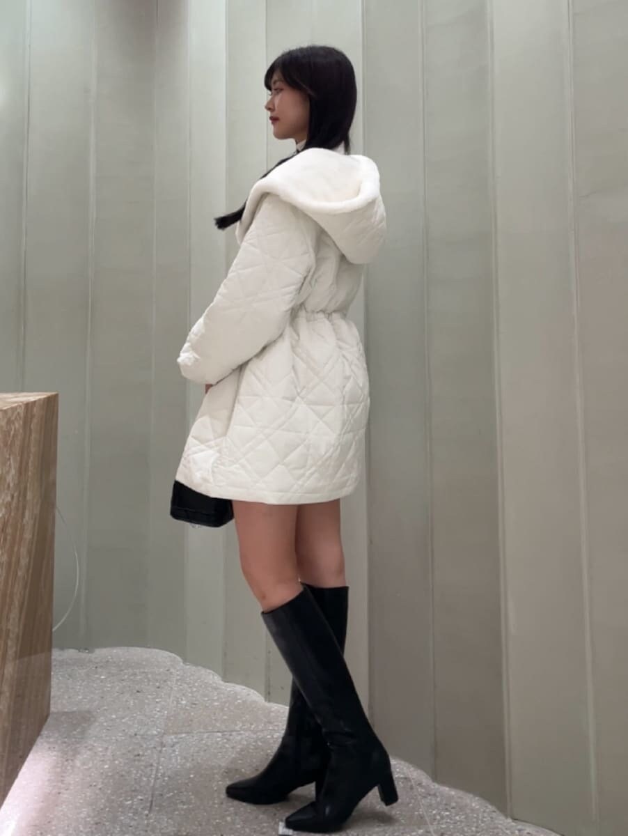 ホワイト系のモッズコート、ホワイト系のその他パンツ、ホワイト系のニット/セーターを着用したレディースの秋コーディネートの3枚目の写真