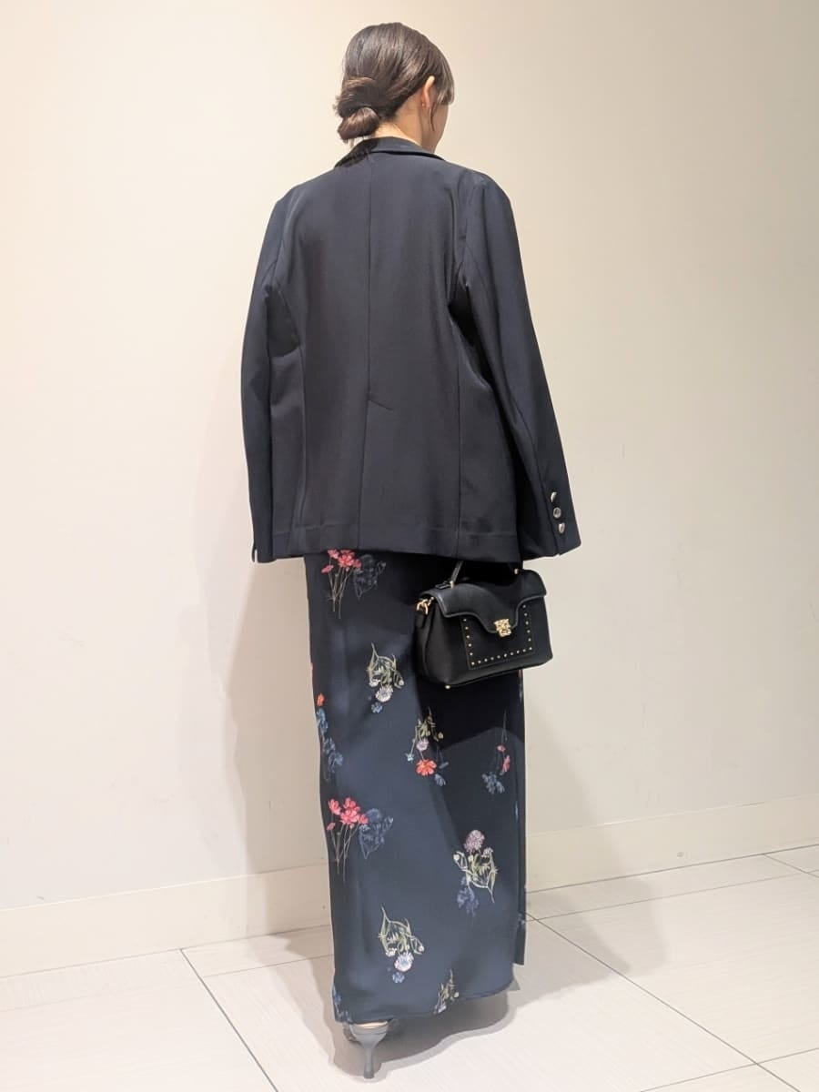 ブルー系のテーラードジャケット、ブラック系のショルダーバッグを着用したレディースの秋コーディネートの3枚目の写真