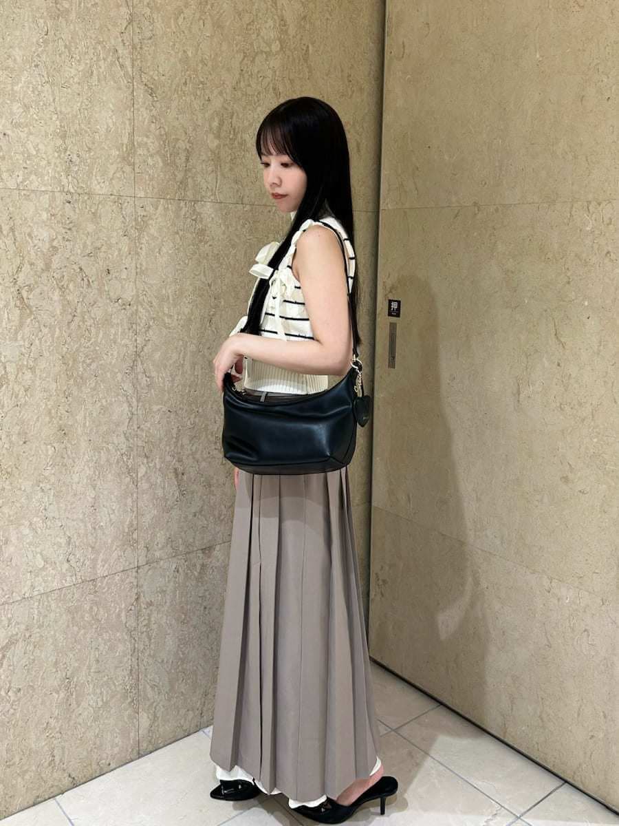その他のニット/セーター、ブラック系のサンダル、ブラック系のショルダーバッグを着用したレディースの夏コーディネートの2枚目の写真
