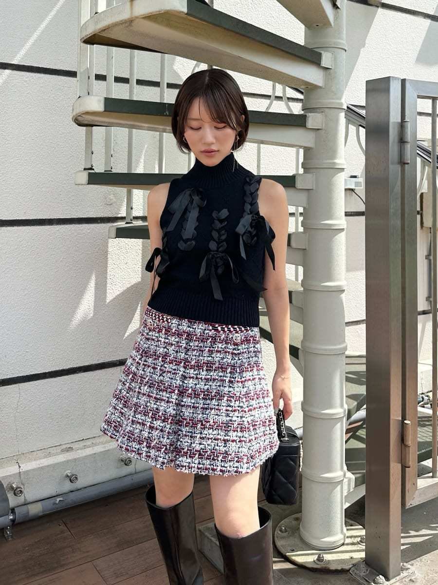 その他のその他パンツ、ブラック系のニット/セーター、ブラック系のブーツを着用したレディースの夏コーディネートの2枚目の写真