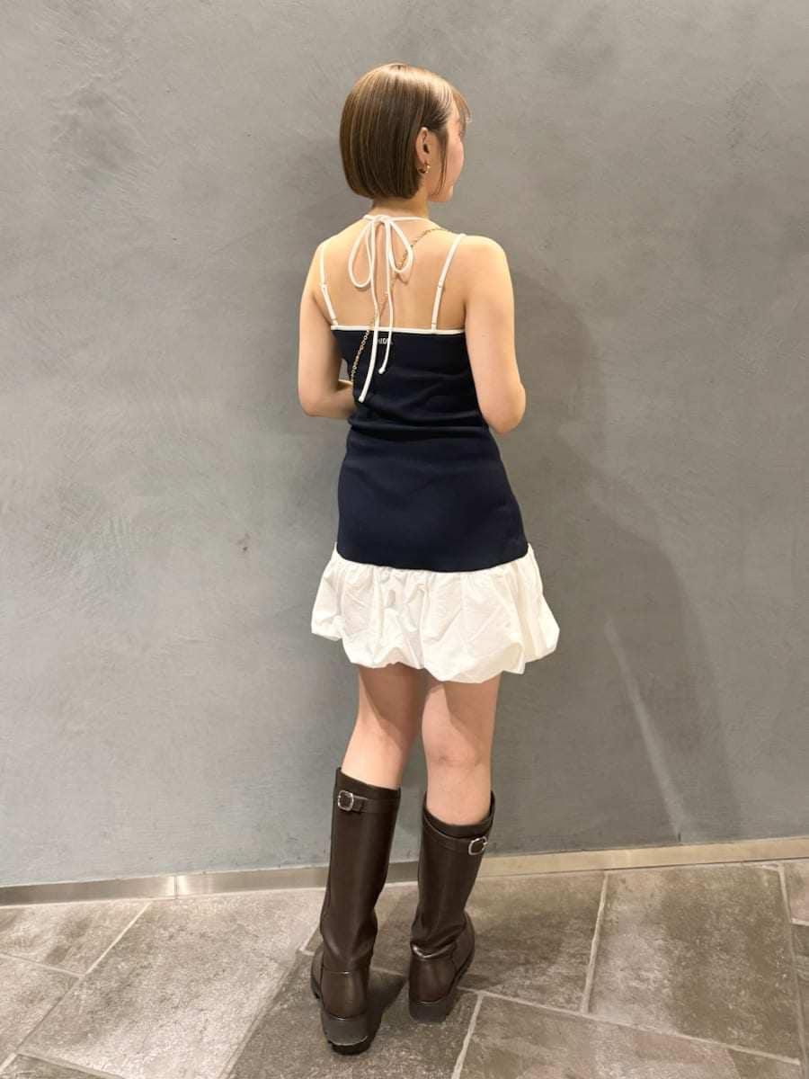 ホワイト系のノーカラージャケット、ブルー系のワンピース、ブラック系のショルダーバッグを着用したレディースの春コーディネートの7枚目の写真