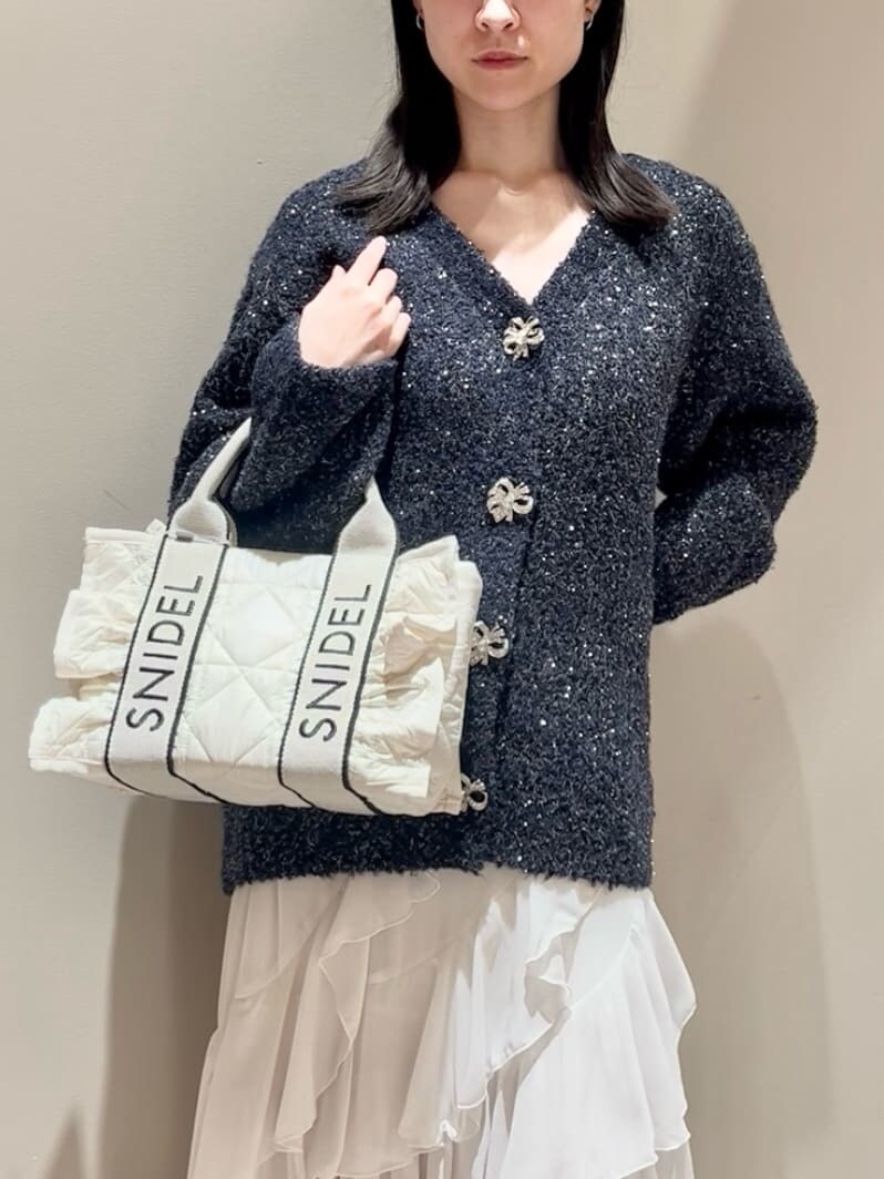 ブルー系のカーディガン/ボレロ、ホワイト系のスカート、ホワイト系のハンドバッグを着用したレディースの秋コーディネートの4枚目の写真