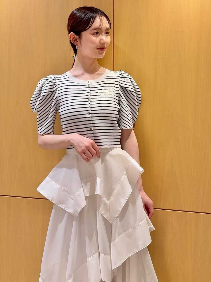 ホワイト系のスカート、その他のカーディガン/ボレロ、ブラック系のハンドバッグを着用したレディースの春コーディネートの4枚目の写真