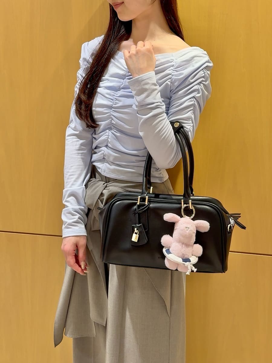 ベージュ系のその他パンツ、ブルー系のTシャツ/カットソー、ブラック系のボストンバッグを着用したレディースの春コーディネートの5枚目の写真