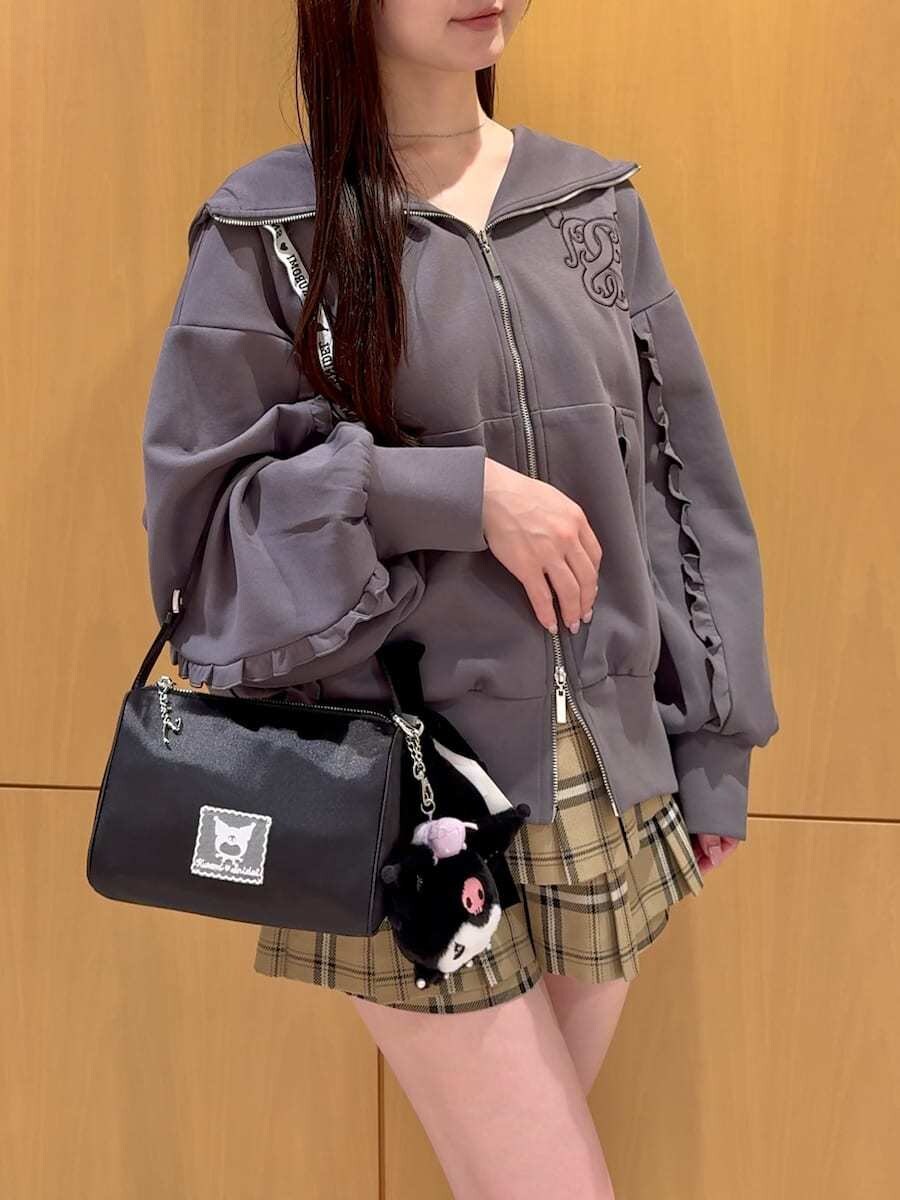 ベージュ系のその他パンツを着用したレディースの夏コーディネートの8枚目の写真