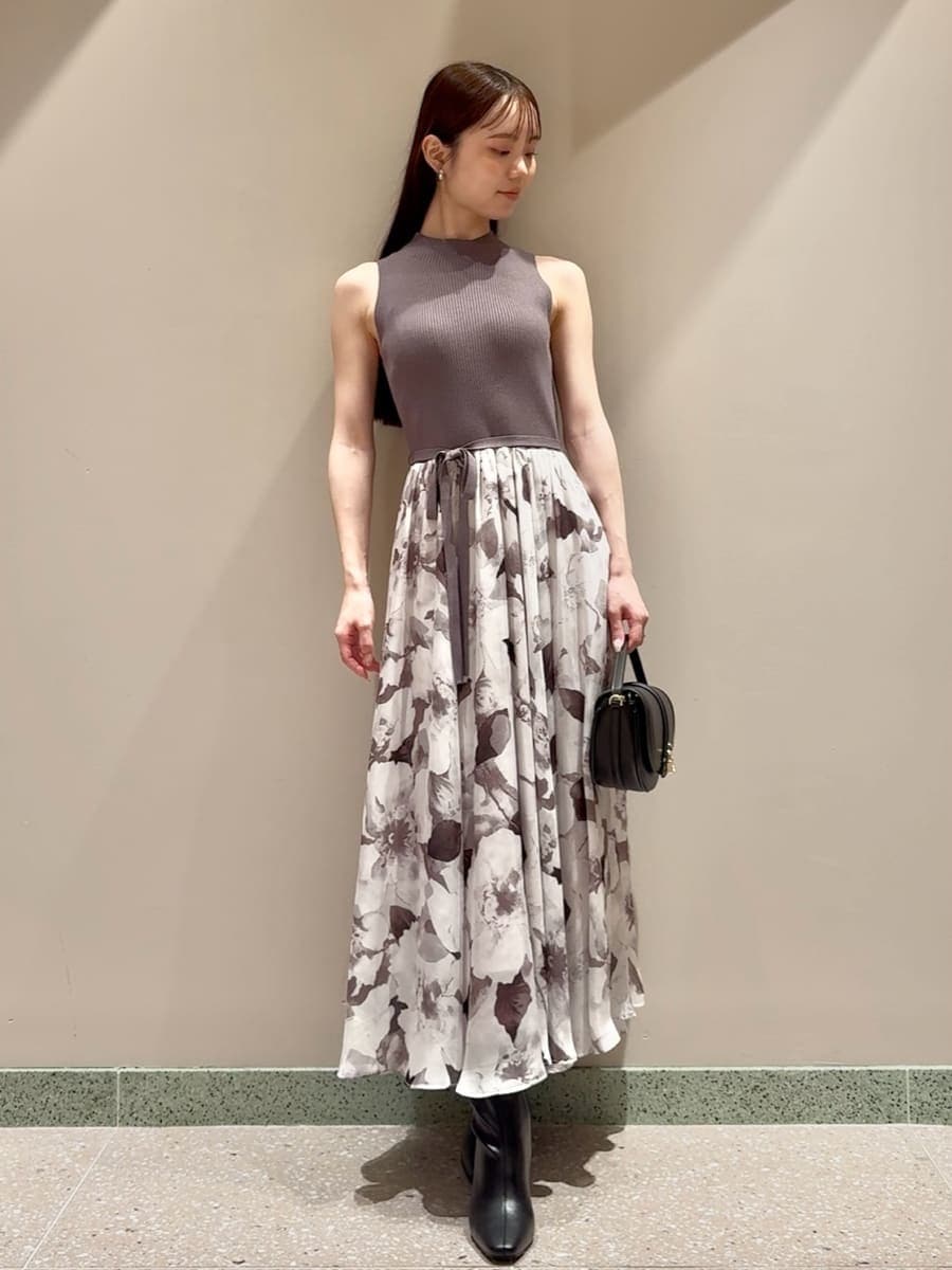 ブルー系のテーラードジャケット、グレー系のワンピース、ブラック系のブーツを着用したレディースの秋コーディネートの2枚目の写真