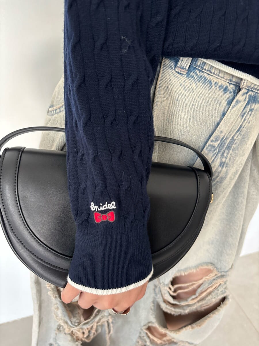 ブルー系のニット/セーター、ブルー系のデニムパンツ、ブラック系のローファーを着用したレディースの秋コーディネートの5枚目の写真