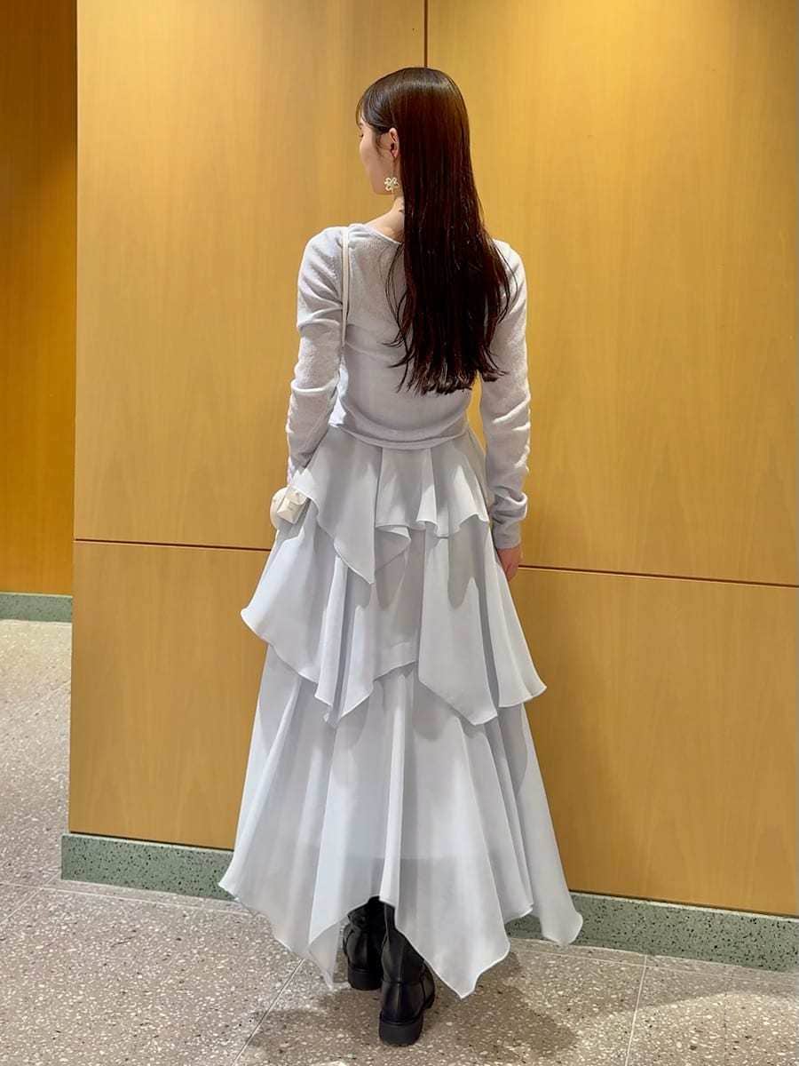 ブルー系のワンピース、ホワイト系のショルダーバッグ、その他のイヤリングを着用したレディースの冬コーディネートの3枚目の写真