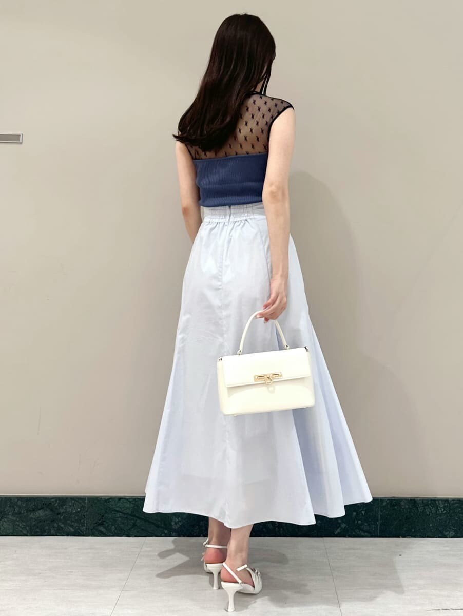 ブルー系のTシャツ/カットソー、ブルー系のスカート、ホワイト系のショルダーバッグを着用したレディースの夏コーディネートの5枚目の写真