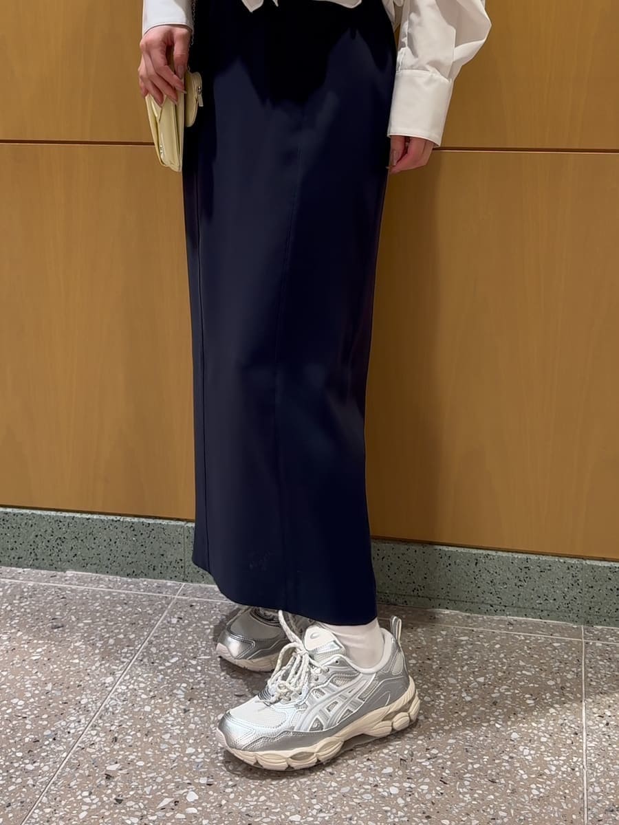 ブルー系のスカート、ホワイト系のシャツ/ブラウス、イエロー系のショルダーバッグを着用したレディースの冬コーディネートの7枚目の写真