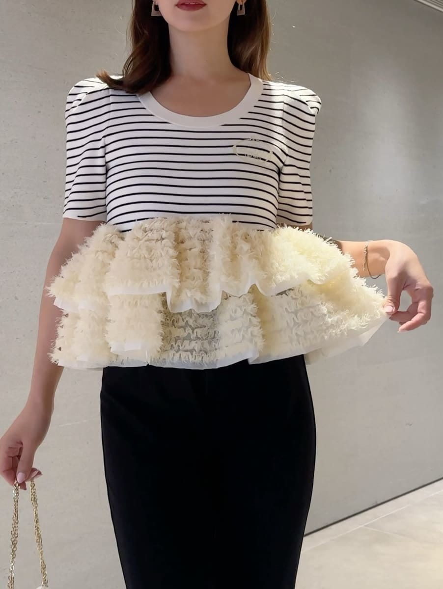 ブラック系のその他パンツ、その他のニット/セーター、ホワイト系のショルダーバッグを着用したレディースの春コーディネートの2枚目の写真