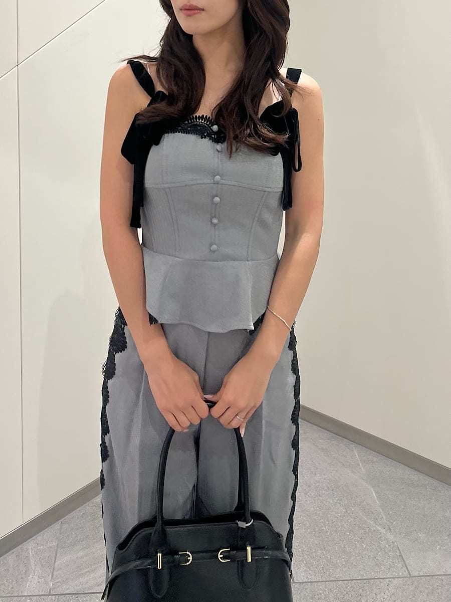 グレー系のその他パンツ、グレー系のその他トップス、ブラック系のサンダルを着用したレディースの夏コーディネートの4枚目の写真