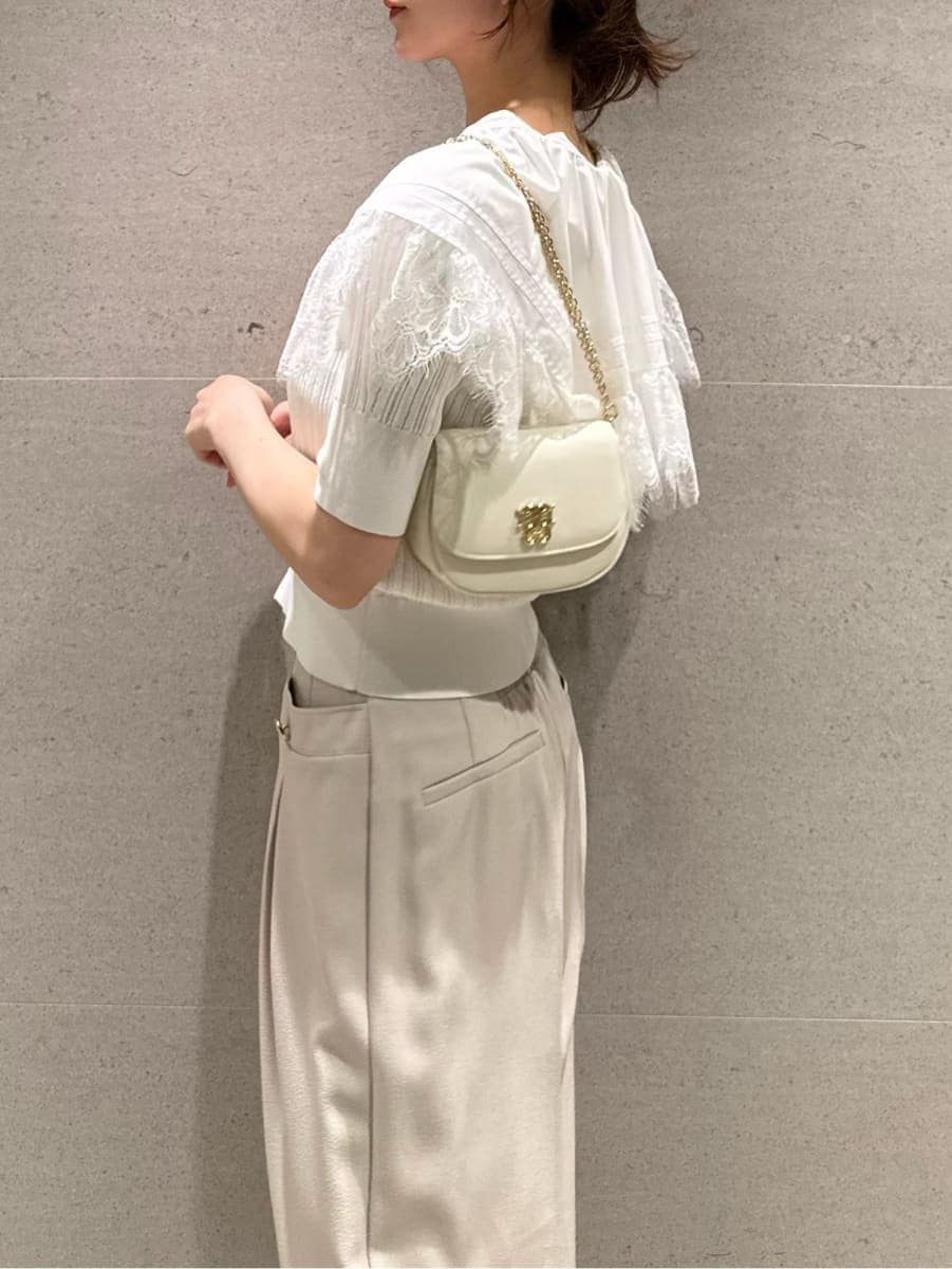ベージュ系のその他パンツ、ホワイト系のカーディガン/ボレロ、ホワイト系のショルダーバッグを着用したレディースの春コーディネートの4枚目の写真