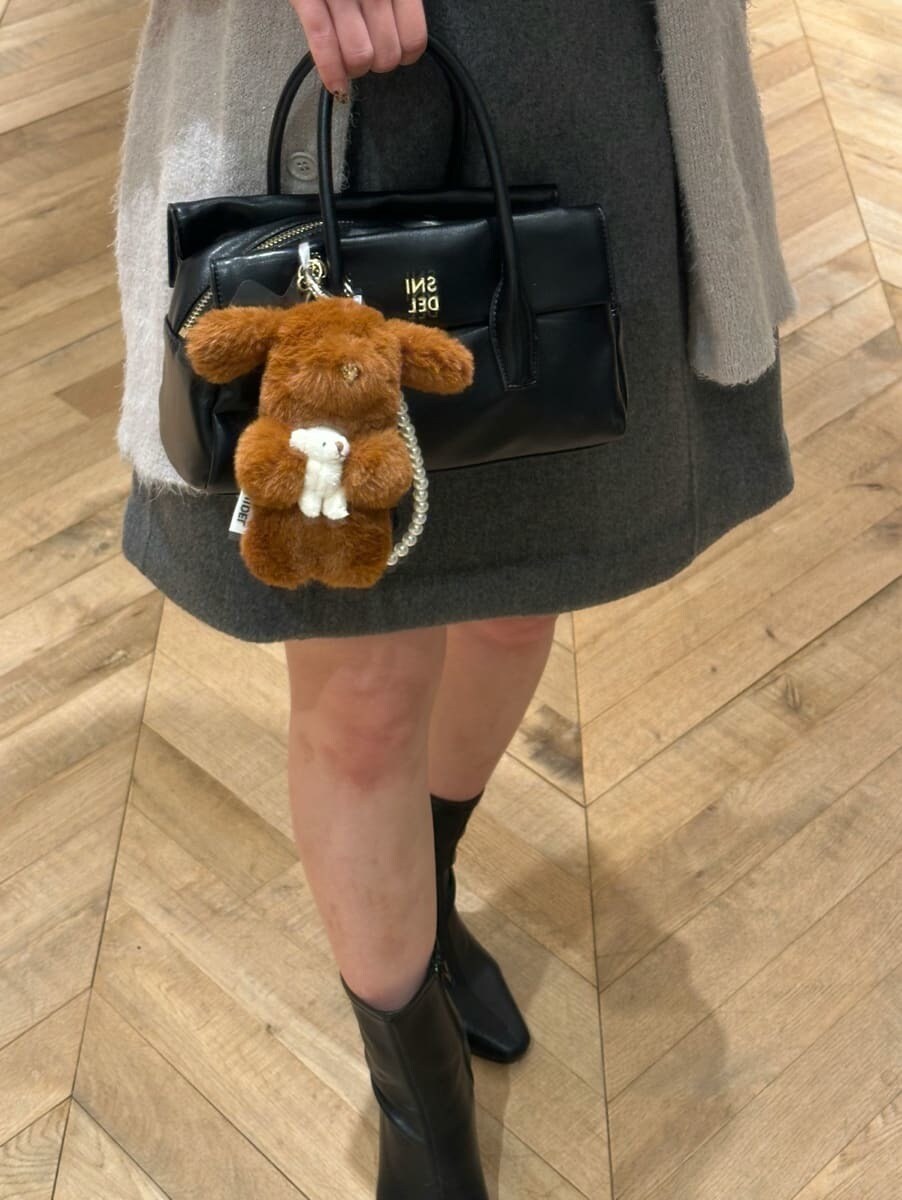 ホワイト系のカーディガン/ボレロ、グレー系のワンピース、ブラウン系のニット/セーターを着用したレディースの秋コーディネートの4枚目の写真