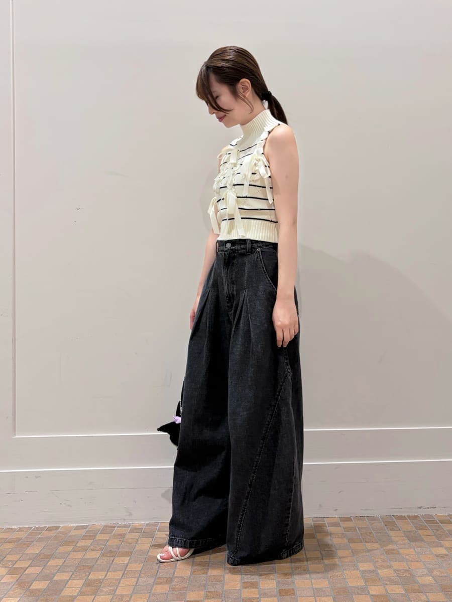 ブラック系のデニムパンツ、その他のニット/セーターを着用したレディースの夏コーディネートの2枚目の写真