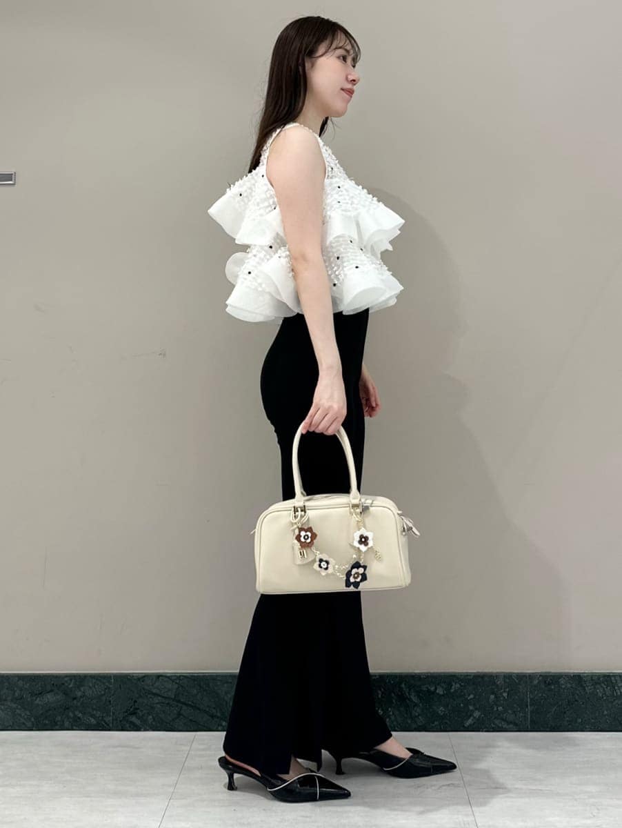 ブラック系のその他パンツ、その他のシャツ/ブラウス、ブラック系のパンプスを着用したレディースの春コーディネートの3枚目の写真