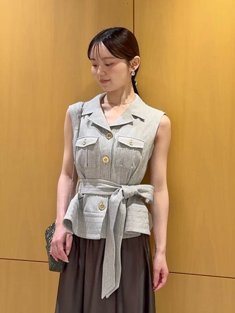 ブラック系のパンプス、グレー系のワンピースを着用したレディースの夏コーディネートの5枚目の写真