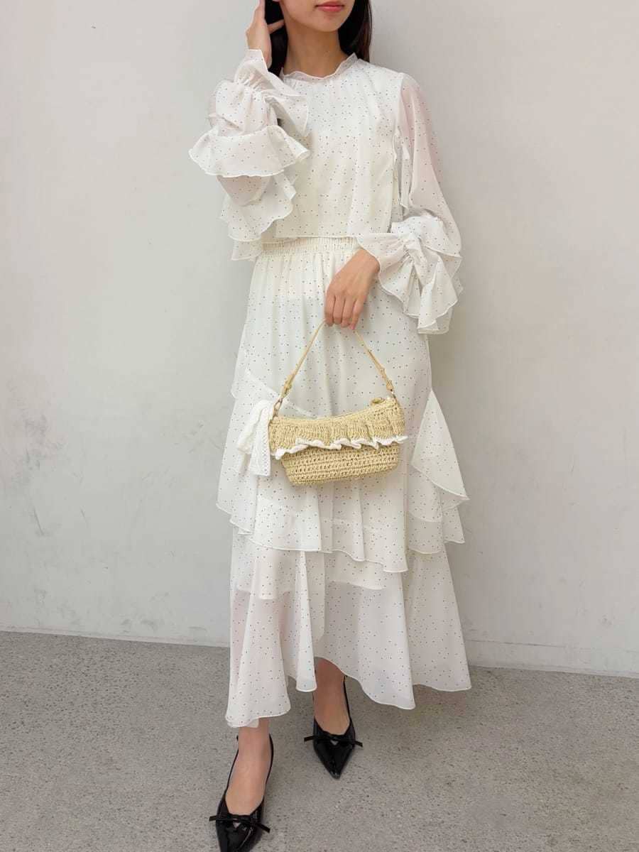 その他のワンピース、ブルー系のパーカーを着用したレディースの冬コーディネートの7枚目の写真