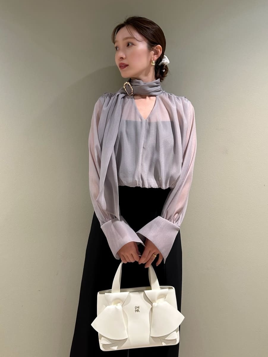 ブラック系のつなぎ/オールインワン、ホワイト系のハンドバッグを着用したレディースの冬コーディネートの2枚目の写真