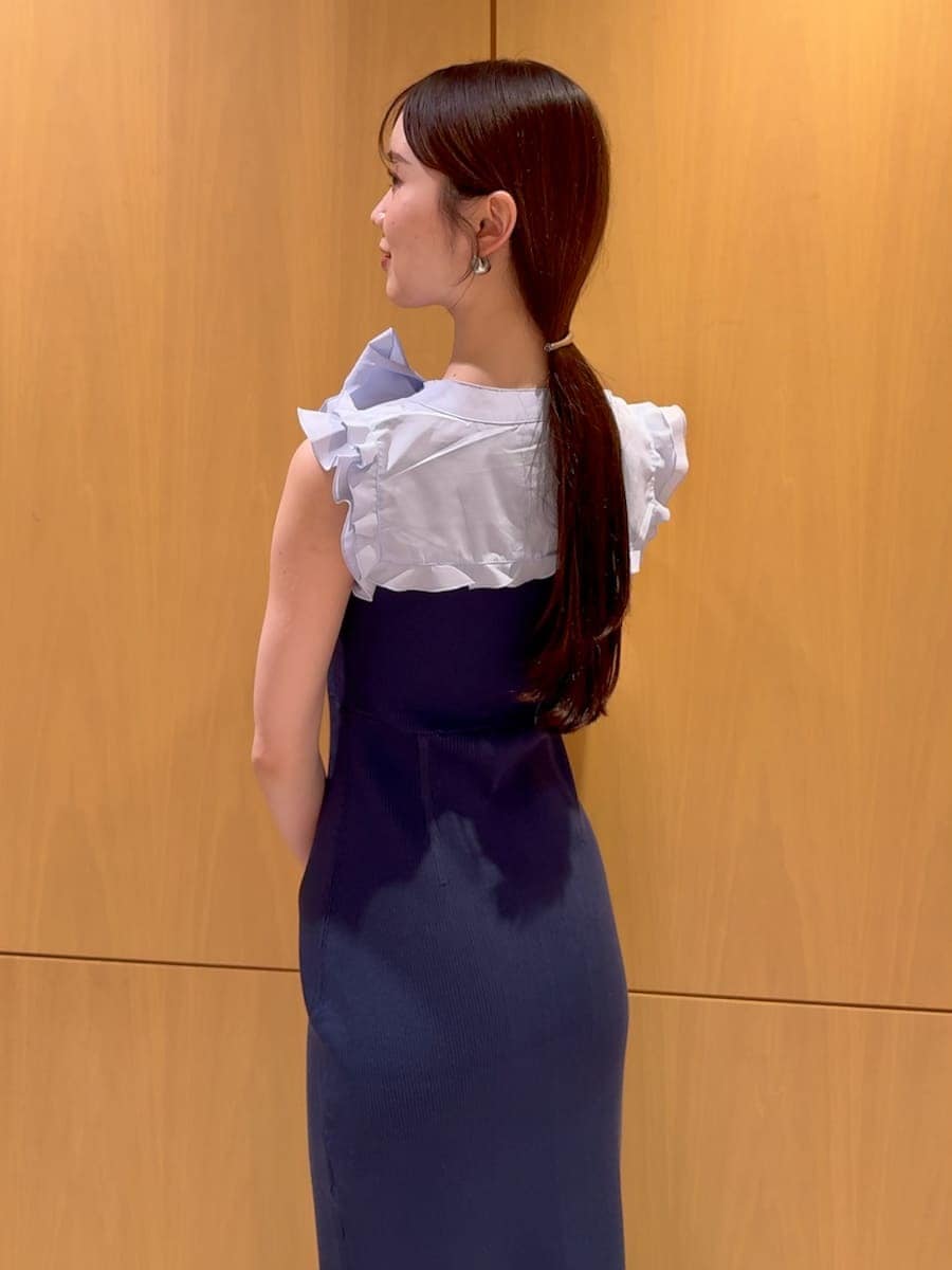 ブルー系のワンピース、ブルー系のスマホグッズを着用したレディースの夏コーディネートの6枚目の写真