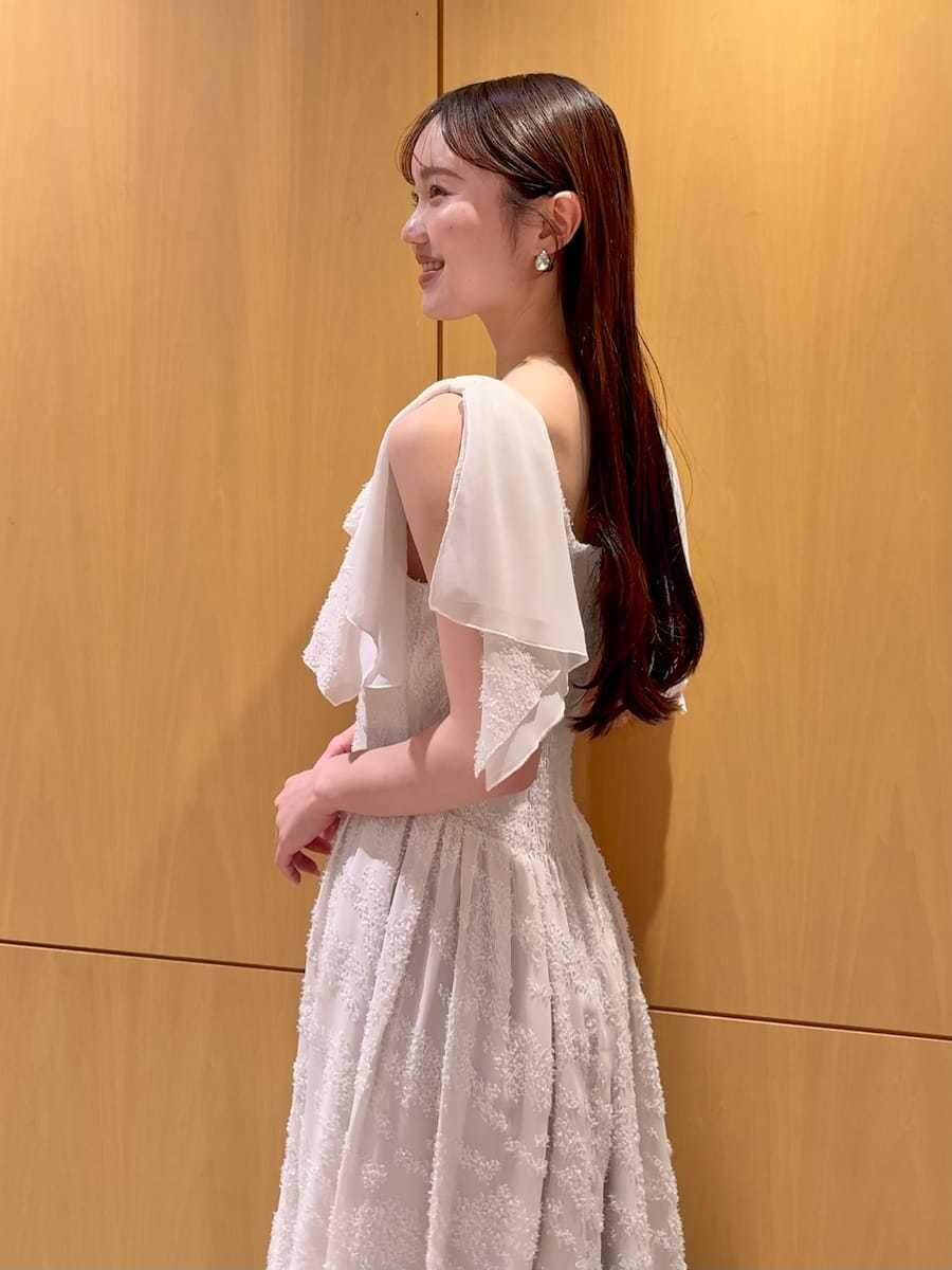 ホワイト系のワンピース、その他のパンプス、ブラック系のショルダーバッグを着用したレディースの春コーディネートの5枚目の写真