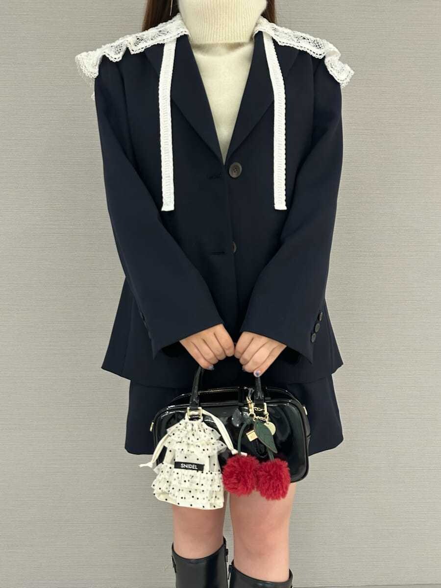 ブルー系のテーラードジャケット、ブルー系のその他パンツ、ブラック系のブーツを着用したレディースの秋コーディネートの5枚目の写真