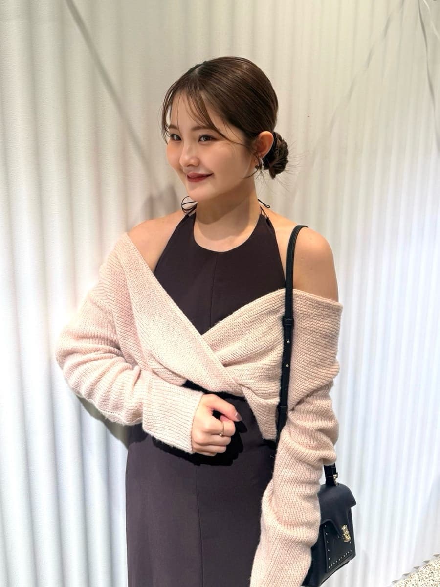 ピンク系のワンピース、ブラック系のショルダーバッグ、その他のイヤリングを着用したレディースの秋コーディネートの4枚目の写真