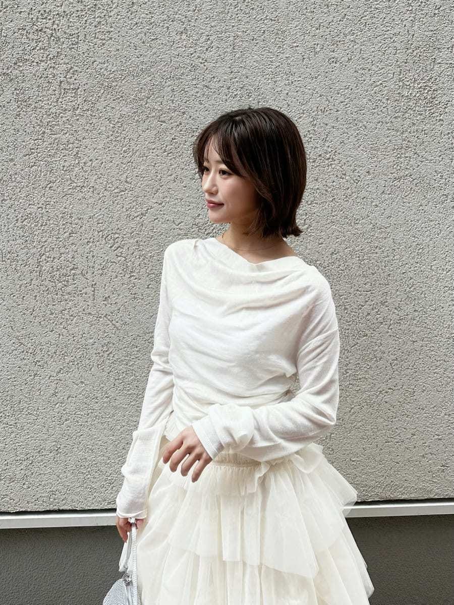 ブラック系のブーツ、ホワイト系のニット/セーター、その他のピアス（両耳用）を着用したレディースの冬コーディネートの4枚目の写真