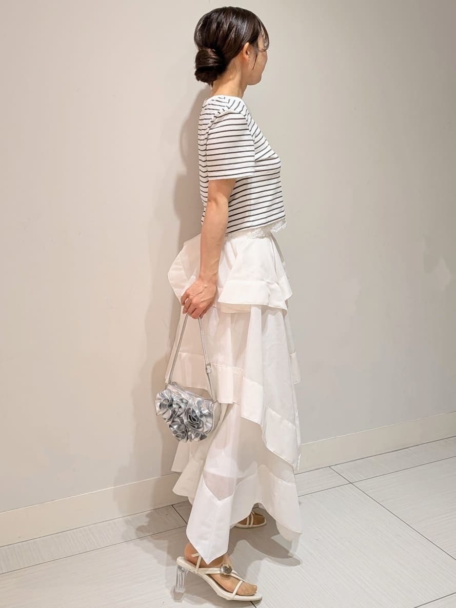 ホワイト系のスカート、その他のTシャツ/カットソーを着用したレディースの春コーディネートの2枚目の写真