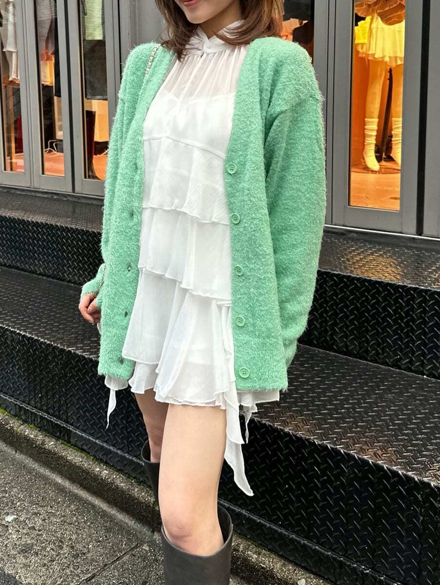 グリーン系のカーディガン/ボレロ、ホワイト系のシャツ/ブラウス、ホワイト系のその他パンツを着用したレディースの秋コーディネートの8枚目の写真