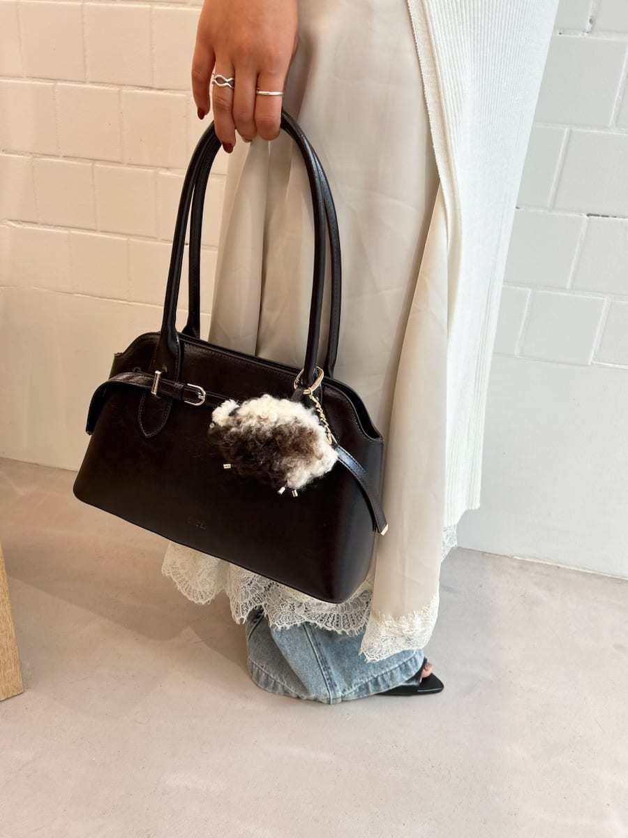 ホワイト系のキャミソール、ブルー系のデニムパンツ、ホワイト系のワンピースを着用したレディースの夏コーディネートの10枚目の写真