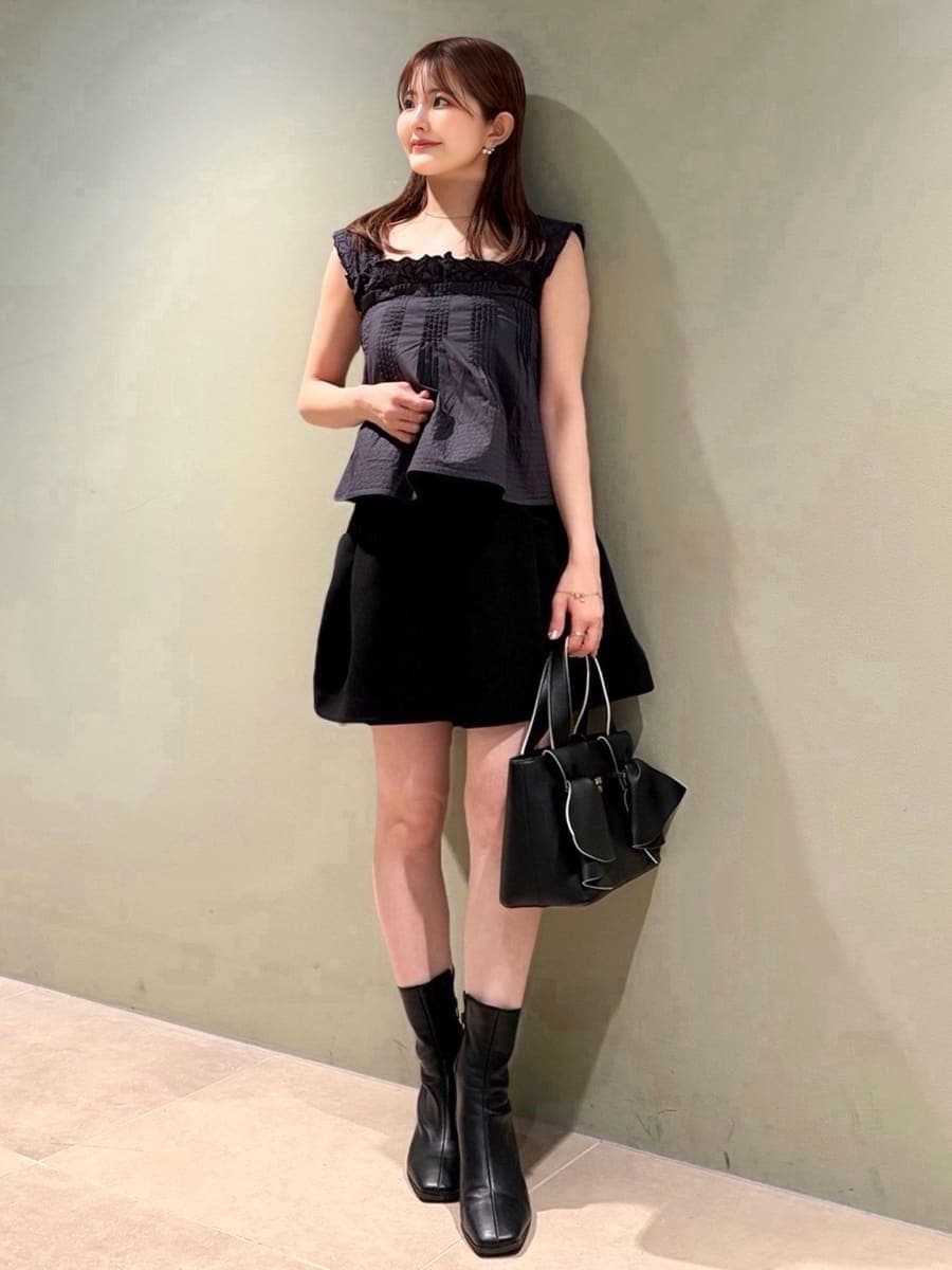 ブラック系のその他パンツ、ブルー系のシャツ/ブラウス、ブラック系のハンドバッグを着用したレディースの春コーディネートの6枚目の写真