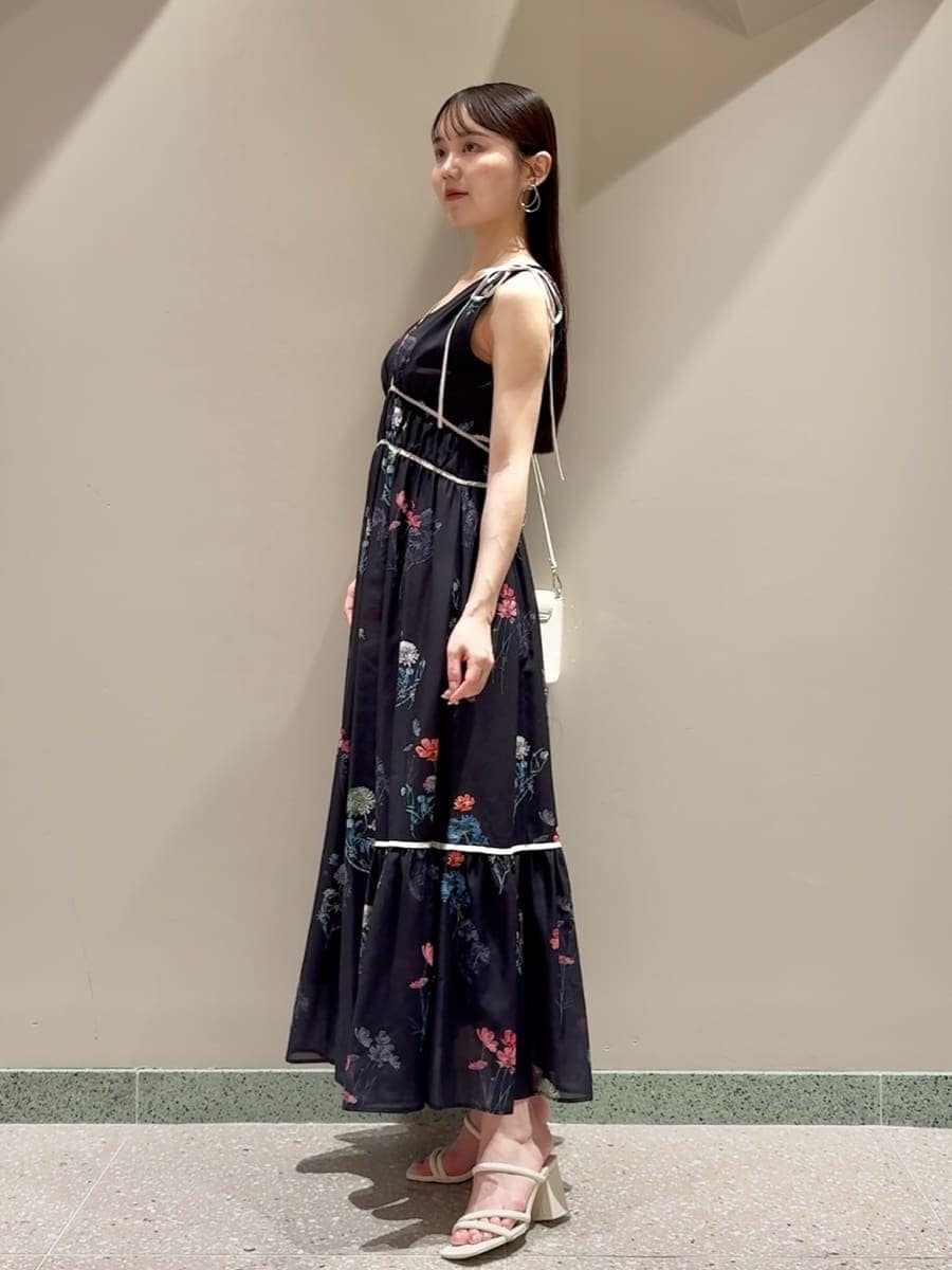 ブルー系のワンピース、ホワイト系のパンプス、ホワイト系のショルダーバッグを着用したレディースの夏コーディネートの2枚目の写真