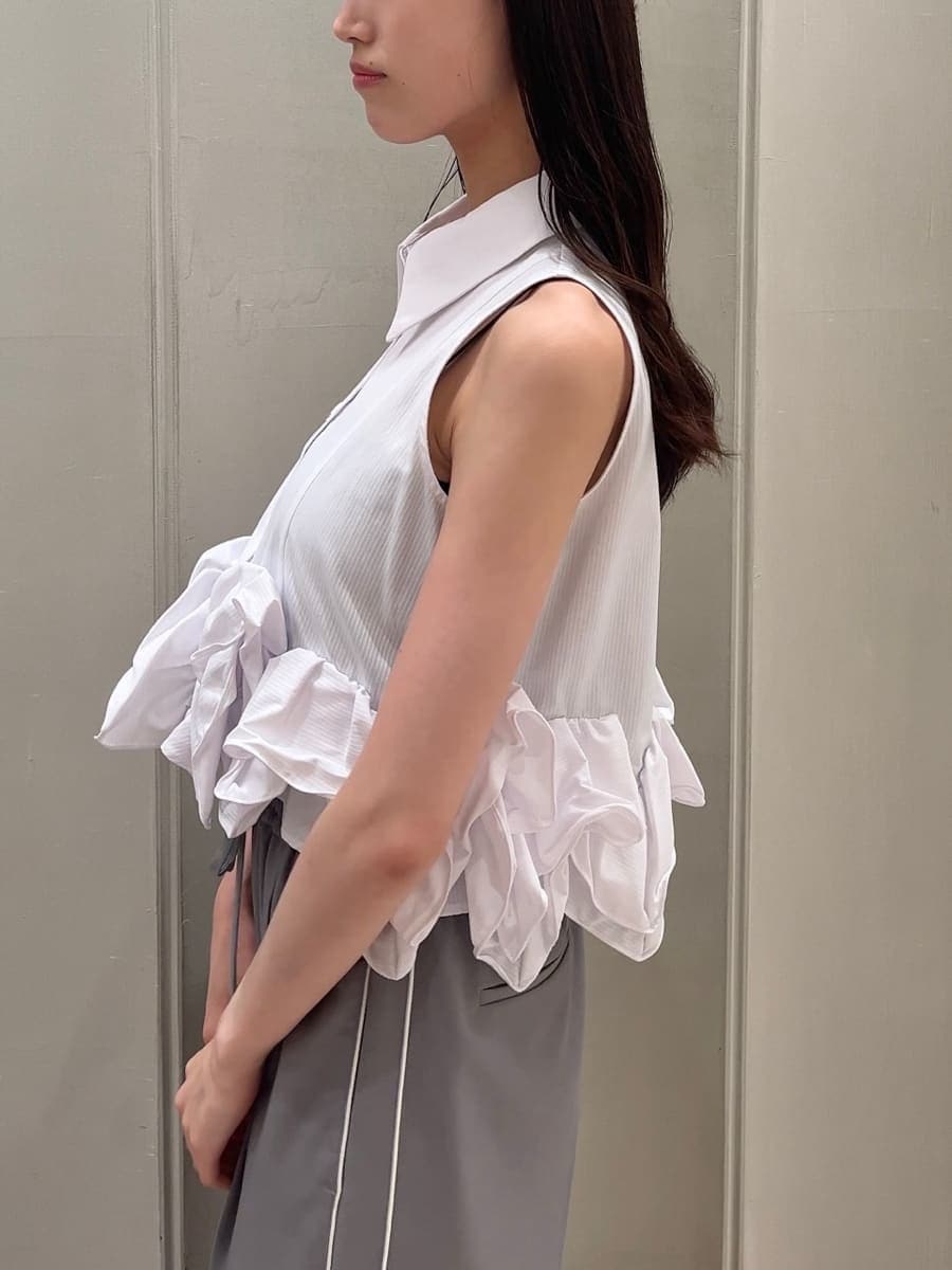 グレー系のその他パンツ、ホワイト系のシャツ/ブラウス、ブラック系のボストンバッグを着用したレディースの夏コーディネートの6枚目の写真