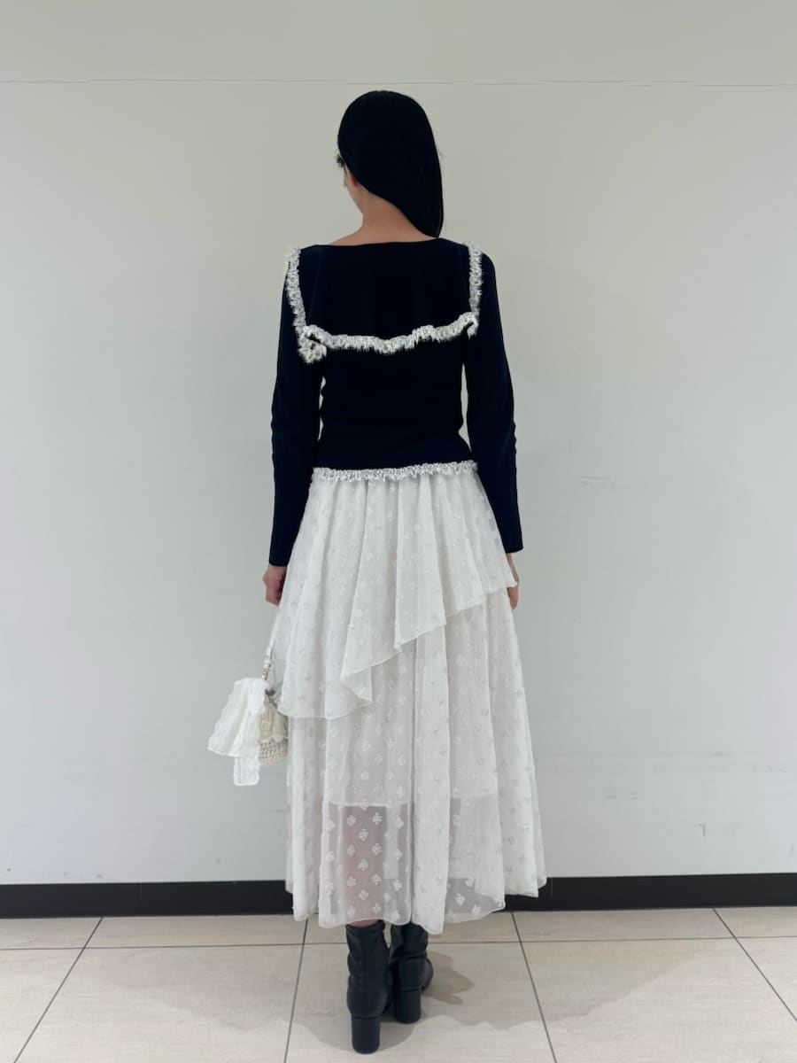 シルバー系のスカート、ブルー系のニット/セーターを着用したレディースの冬コーディネートの3枚目の写真