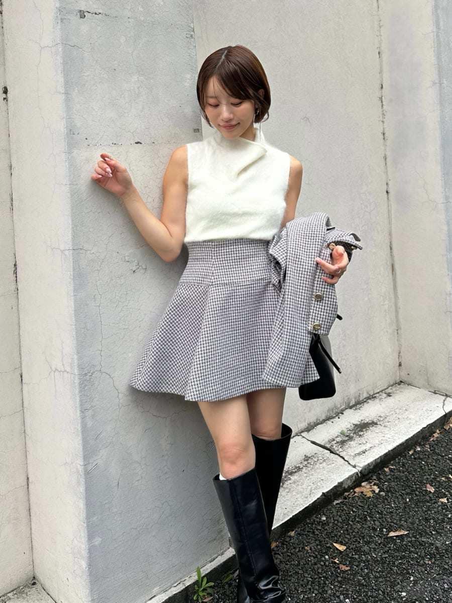 その他のノーカラージャケット、その他のその他パンツ、ホワイト系のTシャツ/カットソーを着用したレディースの秋コーディネートの7枚目の写真